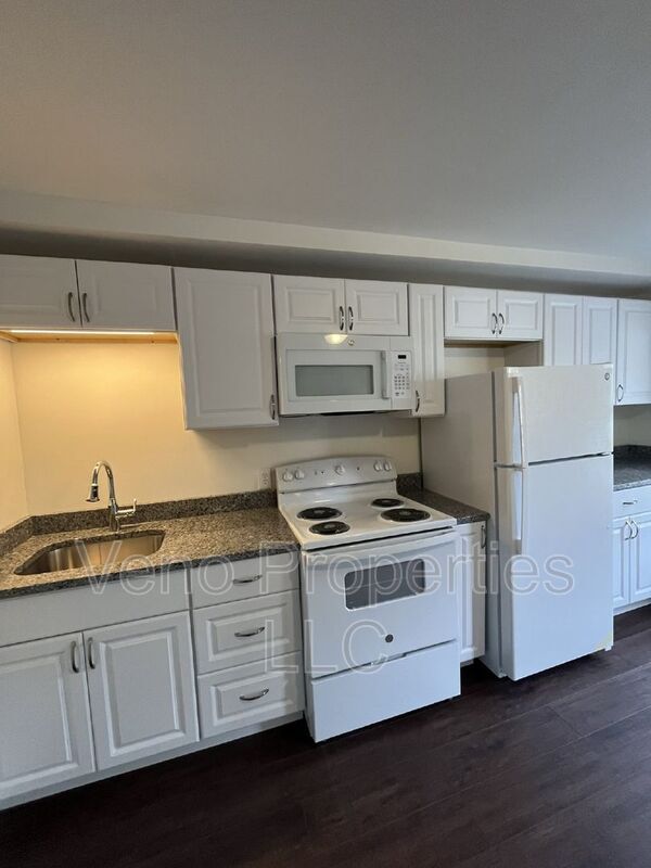 Building Photo - 32 Russell Rd