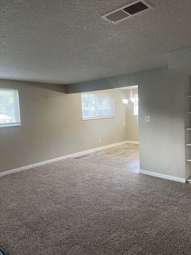 Building Photo - 3 Bedroom 2 Bathroom Condo in Applewood-Move in Ready!