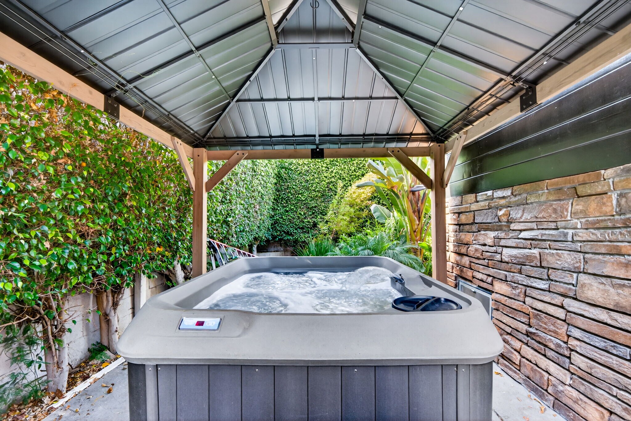 Building Photo - 1200 Tamarind Ave