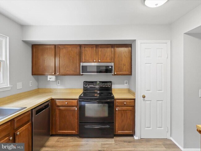 Building Photo - 6014 Martins Landing Ln