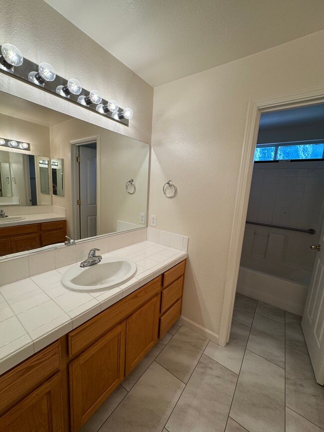 Building Photo - Huge 4 Bedroom + Den, 3 Bath Southside Hom...