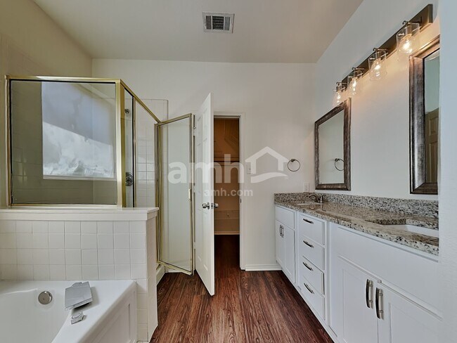 Building Photo - 1745 Cresthill Dr