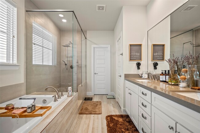 Building Photo - 2806 Grand Fountains Dr