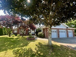 Building Photo - 560 E Maberry Dr