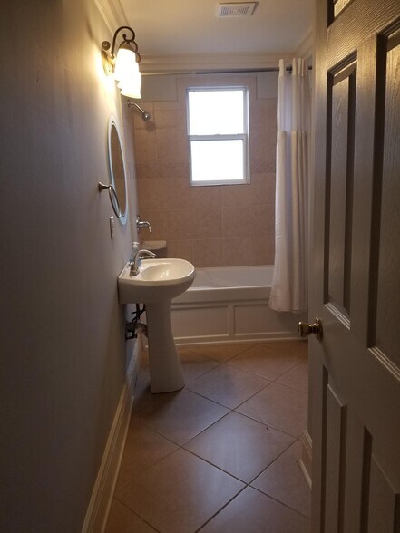 Upstairs bathroom - 1023 General Taylor