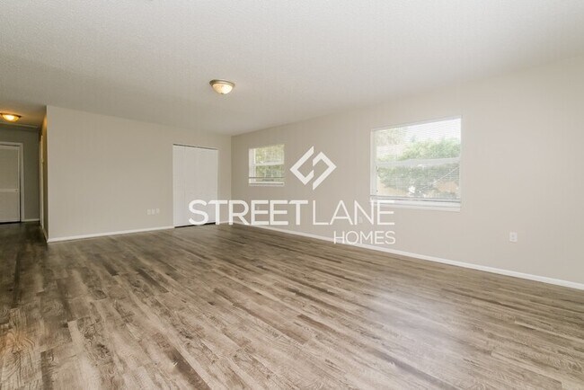 Building Photo - ONE MONTH FREE RENT!