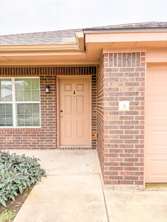 Building Photo - 511 Karey Dr