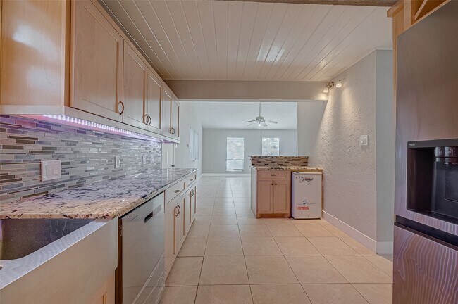 Building Photo - 6311 Crestside Dr