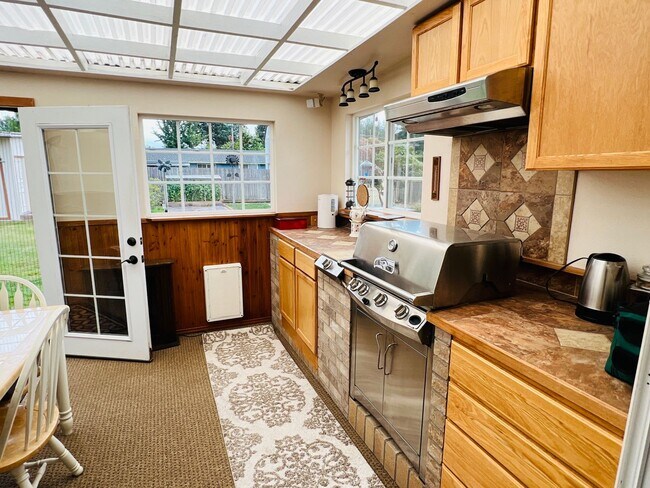 Building Photo - Beautiful yard, 3 bedroom 1 bath rambler i...