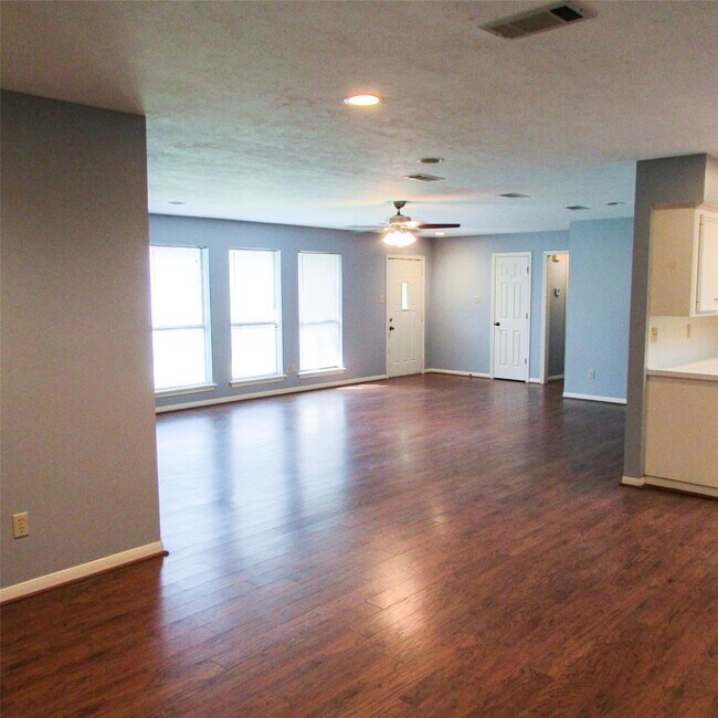 Building Photo - 2232 Azalea Cir