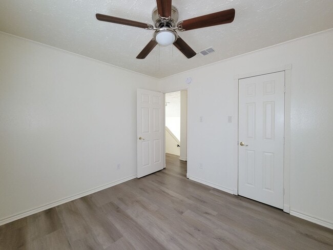 Building Photo - Welcome to this beautiful 2 story, 4 bedroom 2.5 bath home. Spacious living area with high ceilin...