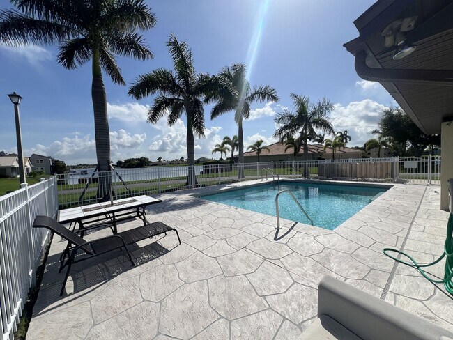 Building Photo - $2,095 ** AVAIL 9/1/25 ** LAKE SUZY ** 3 Bed / 2 Bath, Single Family Home with Lake View