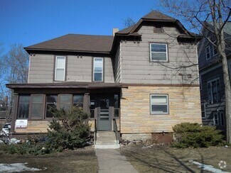 Building Photo - 8 Bedroom house w/ 3 bathrooms, 3 kitchens