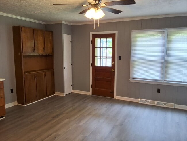 Building Photo - 320 Meadow Ln