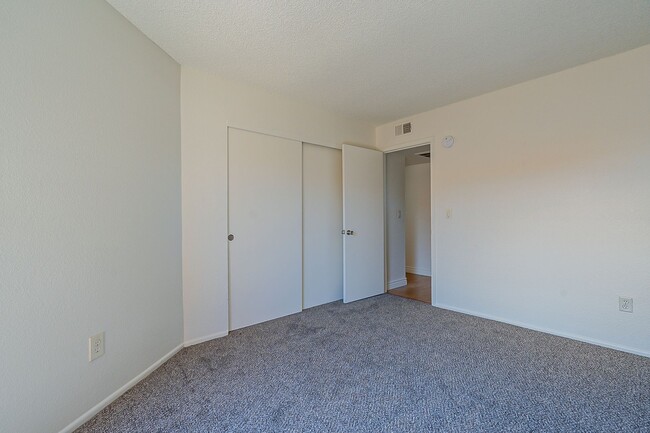 Building Photo - Great 2nd floor condo w/ covered parking!