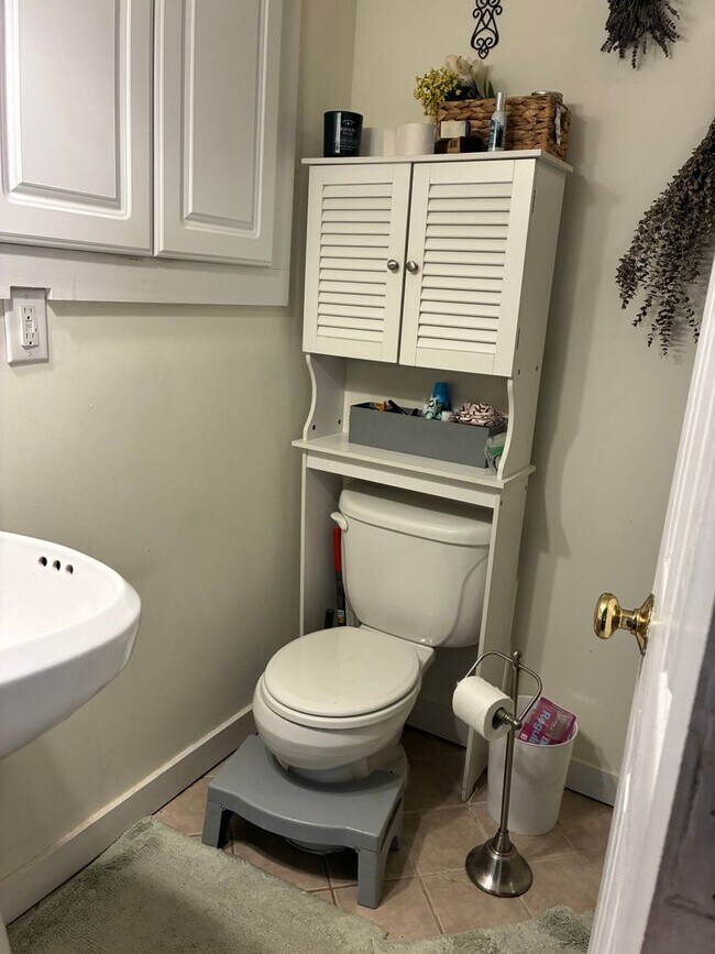 Building Photo - 3 Bedroom home near downtown and campus.