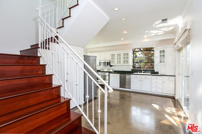 Building Photo - 252 Hampton Dr