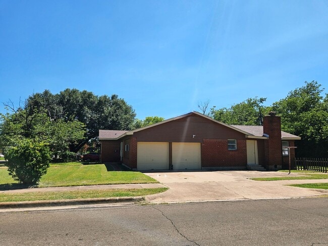 Building Photo - 1011 Cedar Dr