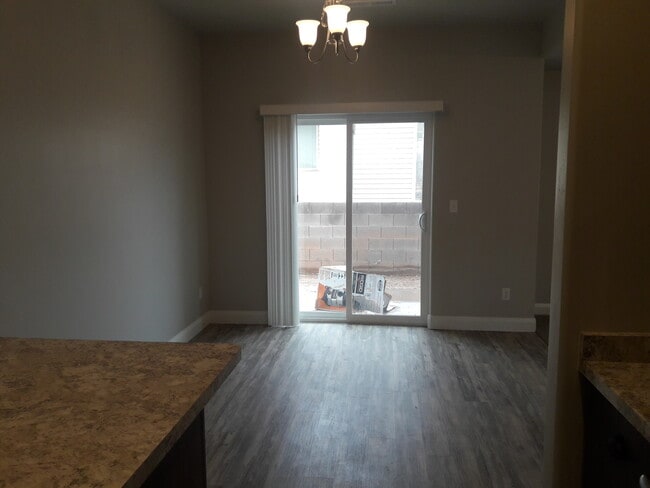 Building Photo - Move-In Discount --3 bed 2.5 bath - Newer townhome in the heart of Cedar City
