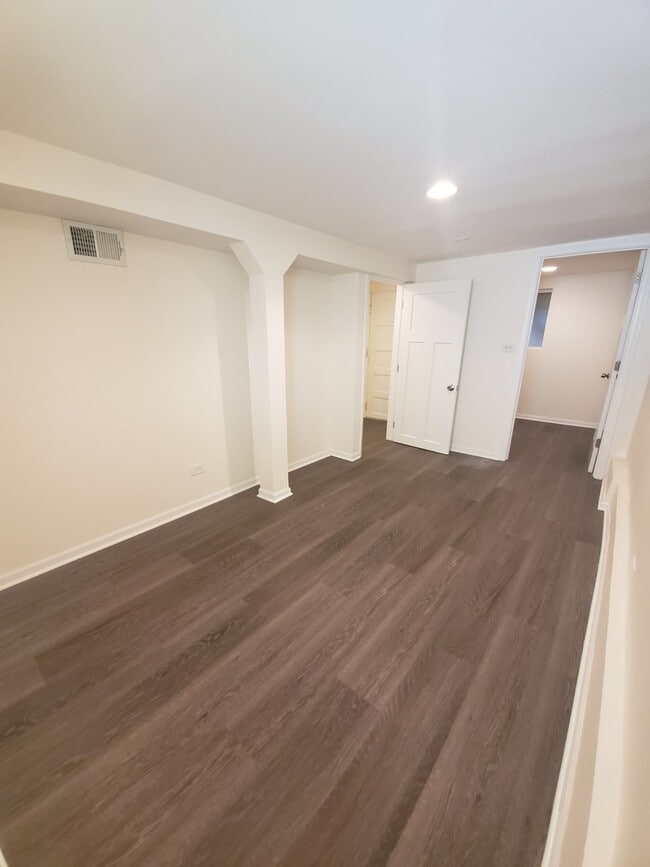 Building Photo - 2139 W Belmont Ave