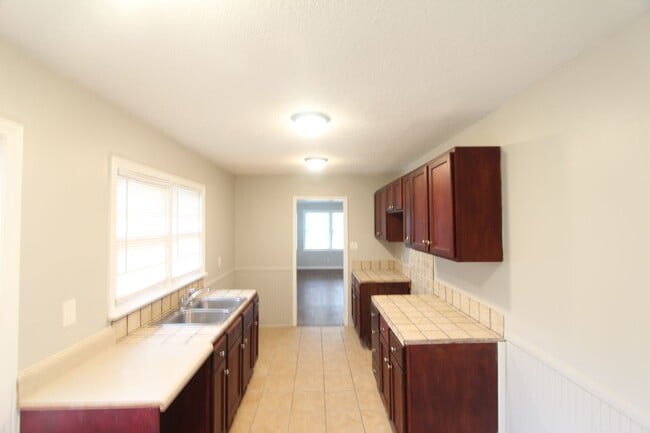 Building Photo - 3 Bedroom, 1.5 Bath! New on the Market and Newly Renovated! Better Hurry!!