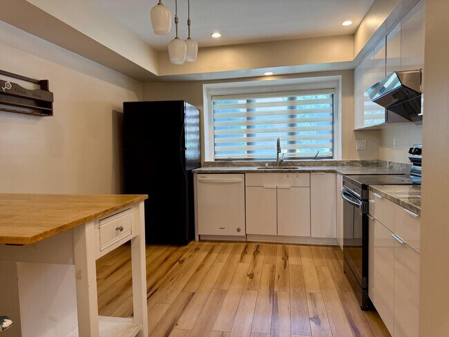 Building Photo - 5545 Doral Dr