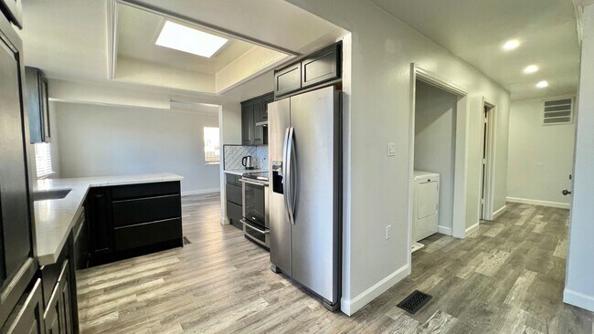 Building Photo - Lovely House 4BR 2.5BA with Large Backyard