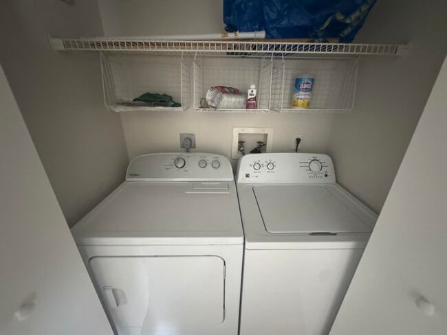 Building Photo - 2505 Lakeview Cir