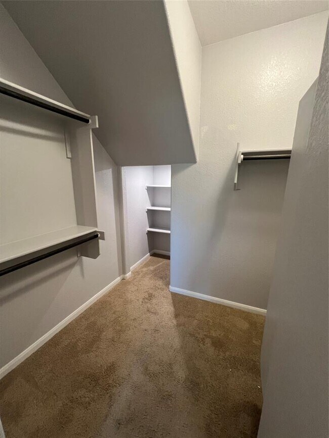 Building Photo - 2880 Donnell Dr