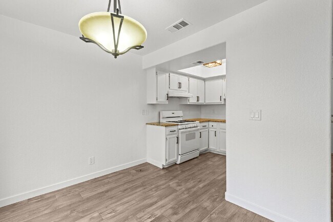 Building Photo - "Charming 3-Bedroom Townhouse Oasis with 2 Full Baths in Las Vegas – 1220 Sq Ft of Comfortable Li...