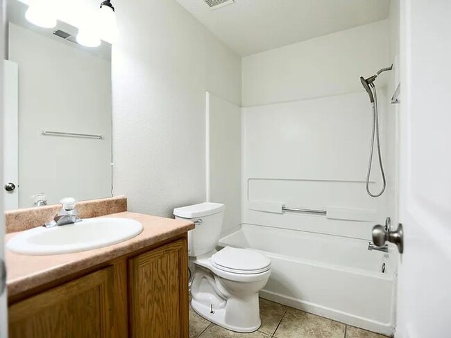 Building Photo - Charming 3-Bedroom Home in a Peaceful, Con...