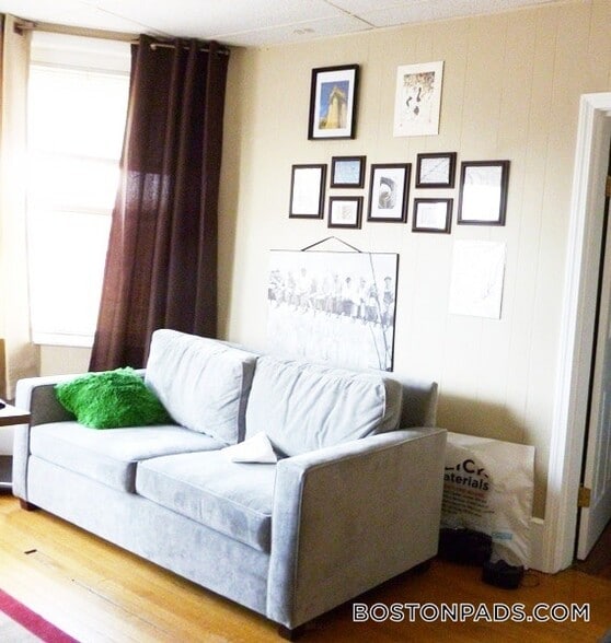 Building Photo - 879 Beacon St