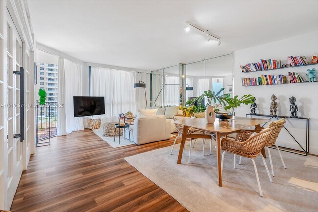 Building Photo - 520 Brickell Key Dr