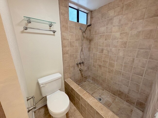 Building Photo - 3 Bedroom Condo now available in City of Orange