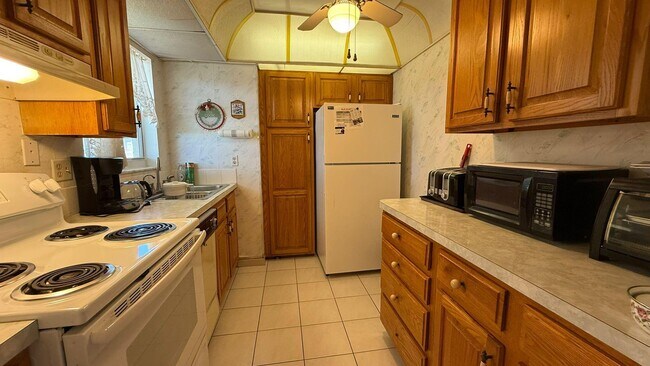 Building Photo - 715 Lori Dr