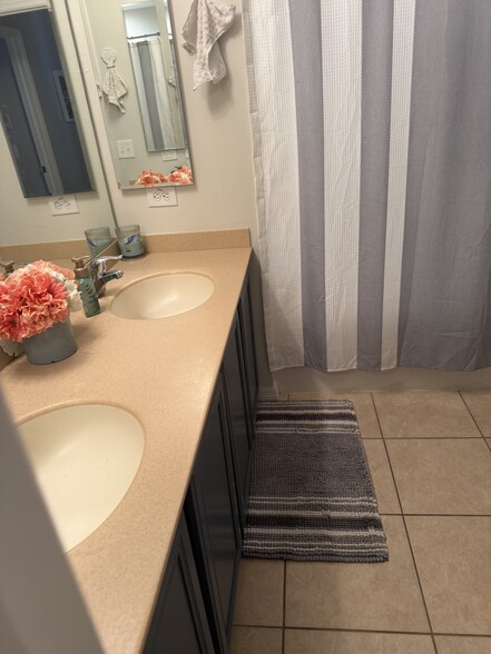 Guest bathroom - 2208 SW 11th Ct