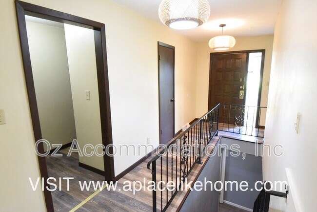 Building Photo - 608 E 78th St
