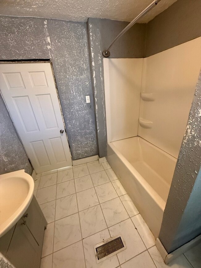 Building Photo - 3011 Myrtle Ave