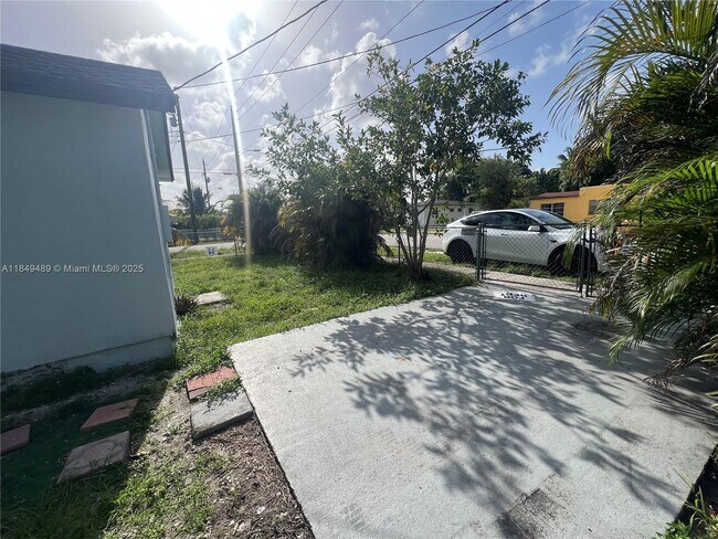 Building Photo - 360 NE 174th St