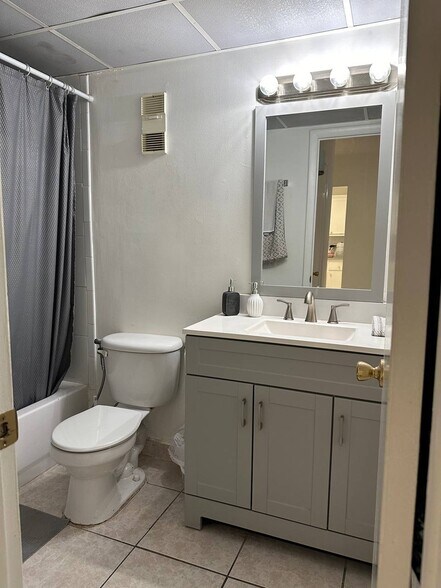 Building Photo - 9440 Fontainebleau Blvd
