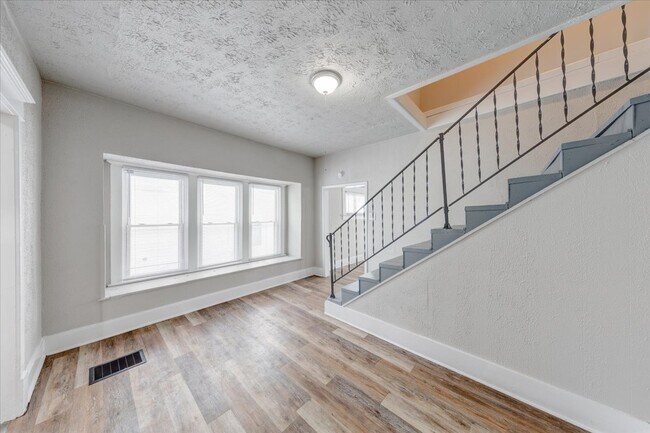 Building Photo - 1015 S Sheffield Ave