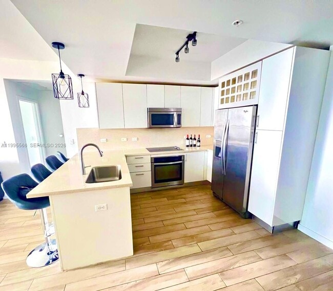 Building Photo - 999 SW 1st Ave