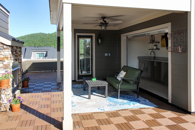 Building Photo - Rooftop terrace with fireplace