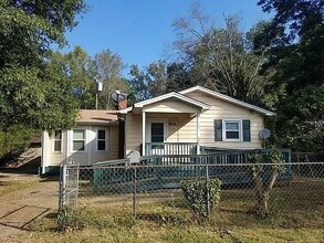 Building Photo - 2 Bedroom 1 bathroom