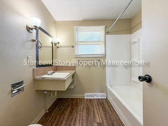 Building Photo - 3 bedroom 1.5 bath near 17th & Fairlawn