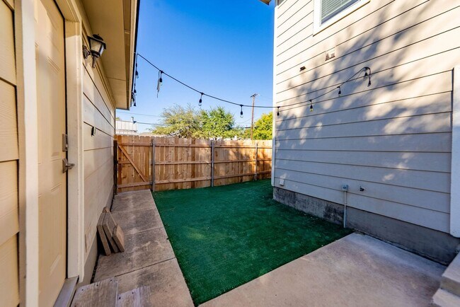 Building Photo - Downtown Home within Minutes from the Riverwalk & Alamodome ~ Large Corner Lot!