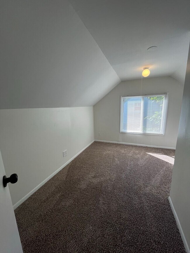 Building Photo - 3 Bedroom 1.5 Bathroom Home with Fenced in...