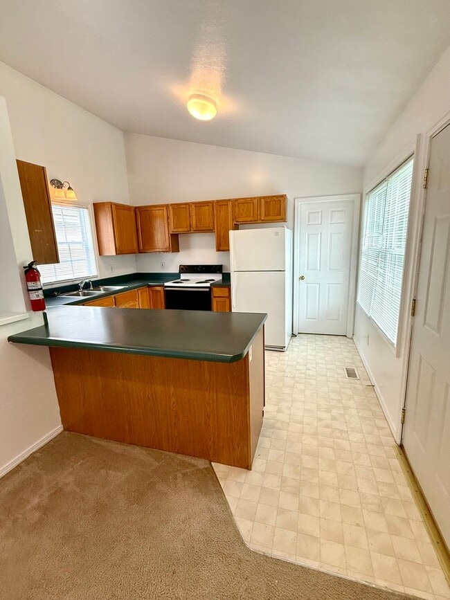 Building Photo - Price Reduction 3 Bedroom Available August...