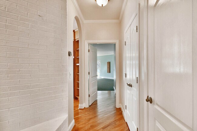 Building Photo - 400 Sunward Path