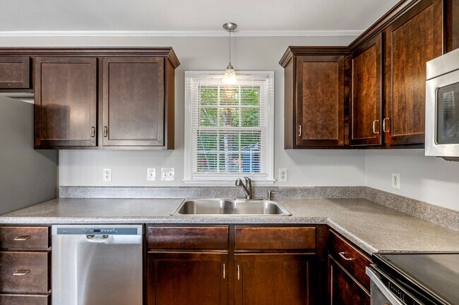 Building Photo - Updated Home, Stainless Steel Appliances, Wood Like Flooring, Deck, Garage!